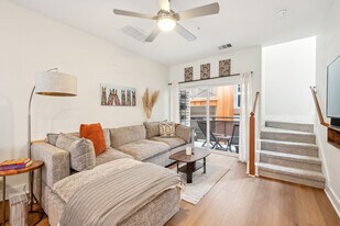 2827 Manor Rd, Unit #3104 in Austin, TX - Building Photo