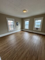 70 E Main St, Unit 3 Apartamentos