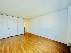 136-75-136-37 37th Ave in Queens, NY - Foto de edificio - Building Photo