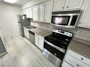 4961 River Glen Dr in Las Vegas, NV - Building Photo - Building Photo