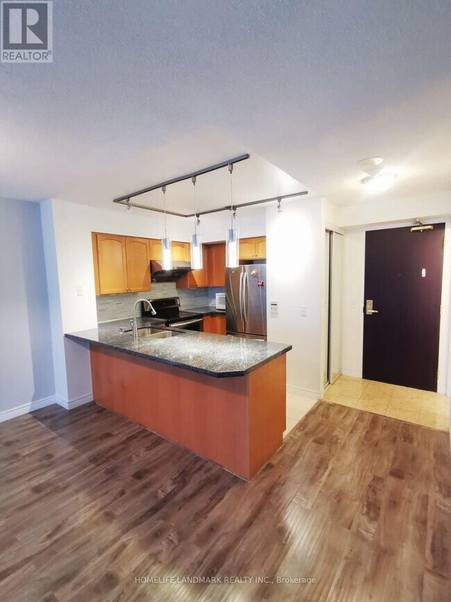 30 Grand Trunk Crescent in Toronto, ON - Building Photo - Building Photo