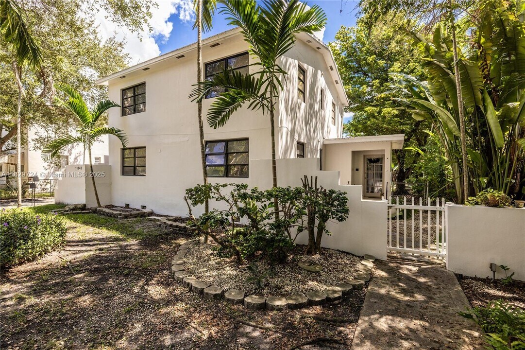 11643 NE 11th Pl in Biscayne Park, FL - Building Photo