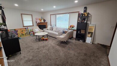427 Longfellow St NE in Fridley, MN - Building Photo - Building Photo