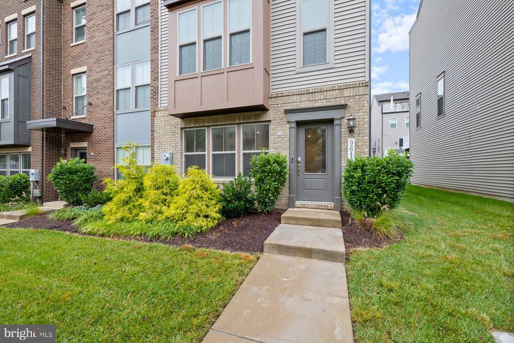 9610 Santa Fe Blvd in Largo, MD - Building Photo