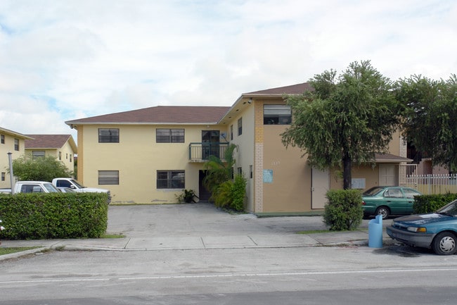 Westland Manor in Hialeah, FL - Foto de edificio - Building Photo