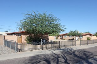Cinnabar Arms in Phoenix, AZ - Building Photo