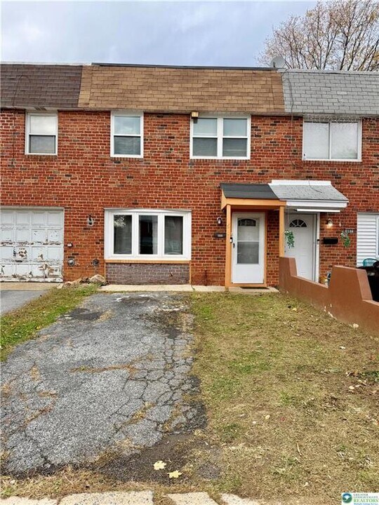 689 W Brookdale St in Allentown, PA - Building Photo