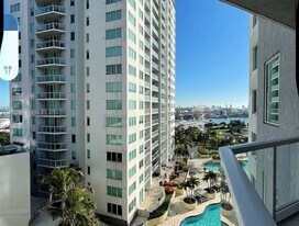 253 NE 2nd St, Unit 1501 in Miami, FL - Building Photo