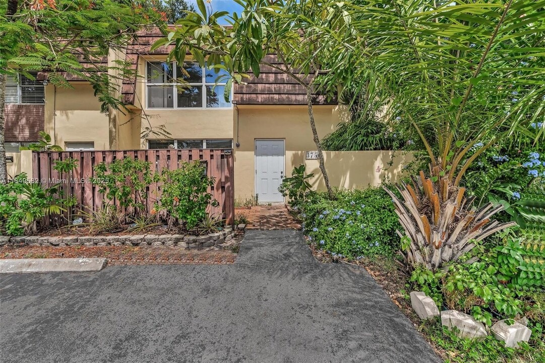 3750 SW 60th Ter in Davie, FL - Building Photo