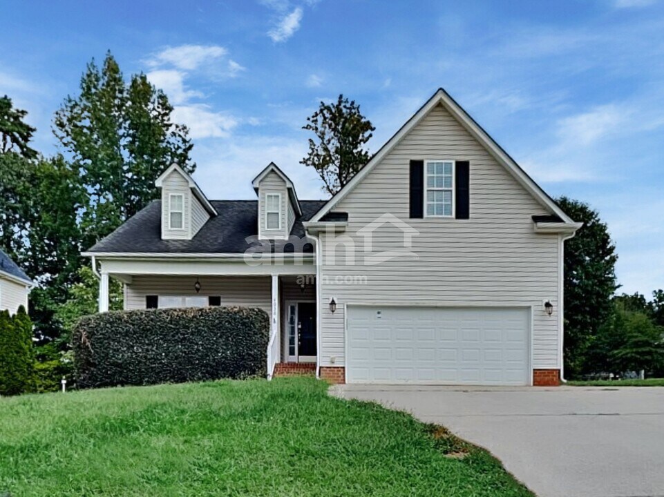 4038 River Falls Dr in Lowell, NC - Foto de edificio