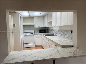 10000 NW 80th Ct in Hialeah Gardens, FL - Building Photo - Building Photo