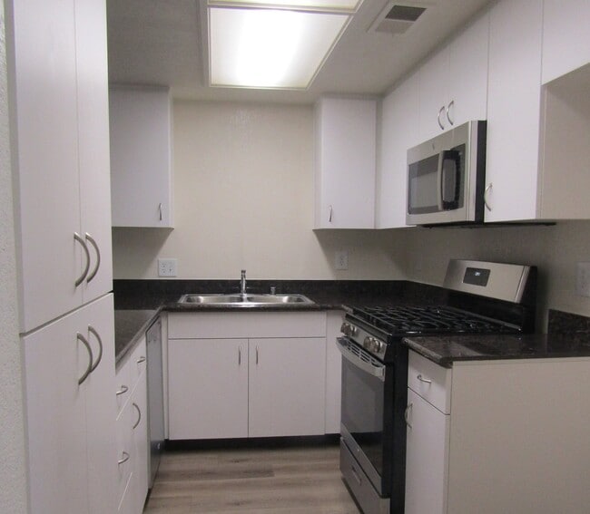 800 E Rte 66, Unit 2 in Glendora, CA - Foto de edificio - Building Photo