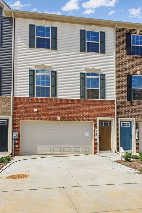 327 Southwind Dr in Accokeek, MD - Building Photo