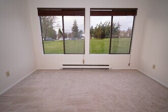 11104 NE 68th St, Unit A104 in Kirkland, WA - Building Photo - Building Photo