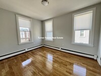 857 E 1st St, Unit 3 in Boston, MA - Foto de edificio - Building Photo