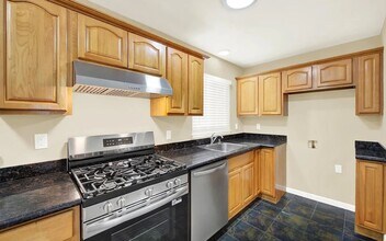 2125 102nd Ave in Oakland, CA - Building Photo - Building Photo