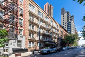 525 E 81st St in New York, NY - Foto de edificio - Building Photo