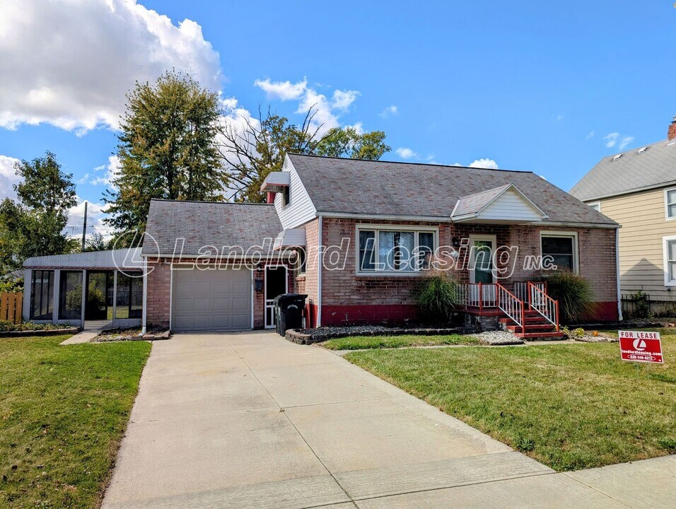 225 Fairlawn Ave in Elyria, OH - Building Photo