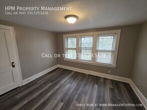 1820 Malasia Rd in Akron, OH - Foto de edificio - Building Photo