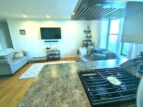 51 W Broadway, Unit 103 in Long Beach, NY - Foto de edificio - Building Photo