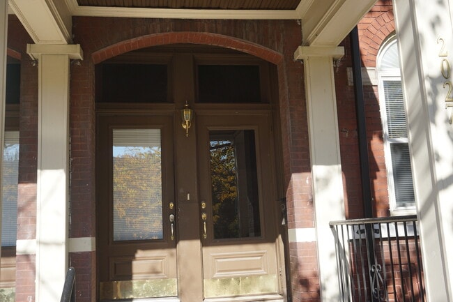 2027 Russell Blvd in St. Louis, MO - Building Photo - Building Photo