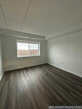 51 Hill Rd, Unit 705 in Belmont, MA - Foto de edificio - Building Photo