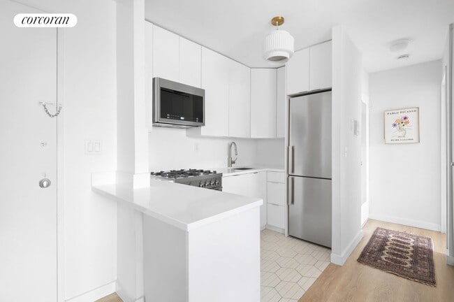 353 E 72nd St in New York, NY - Building Photo - Building Photo