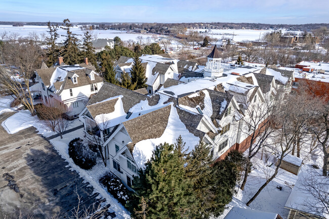 205 Mill St in Excelsior, MN - Foto de edificio - Building Photo