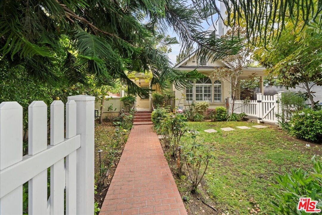 825 Larrabee St in West Hollywood, CA - Building Photo