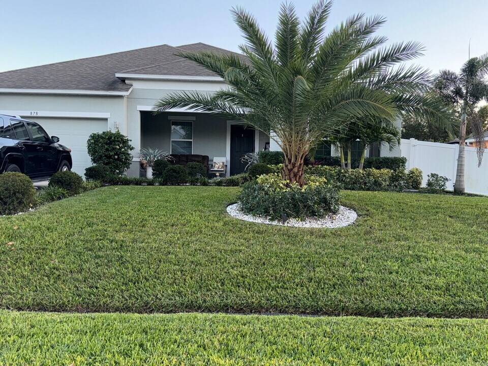 878 SW Haas Ave in Port St. Lucie, FL - Building Photo