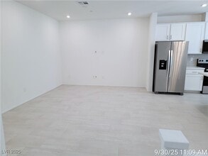 8671 Luxuriant Ave in Las Vegas, NV - Building Photo - Building Photo