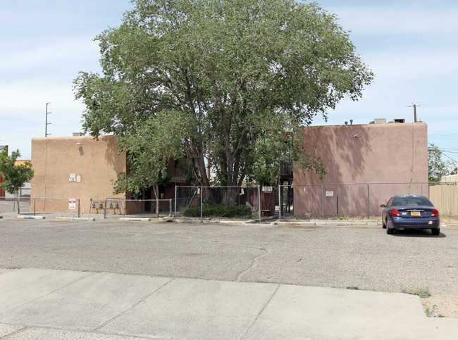 139-143 Dallas St SE in Albuquerque, NM - Foto de edificio - Building Photo