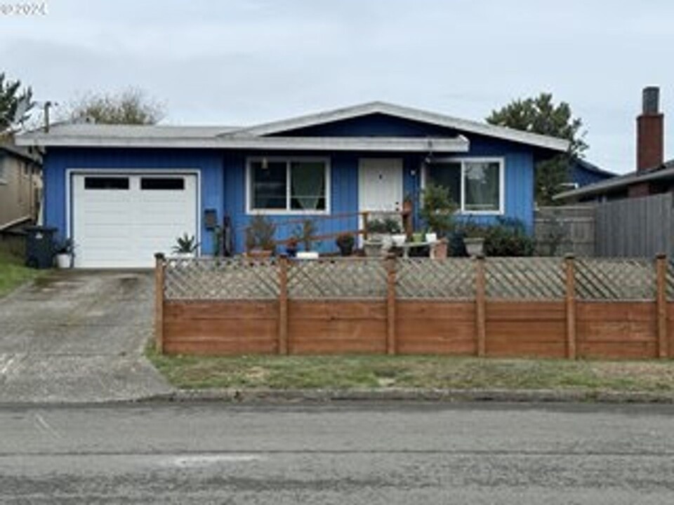 310 N Marple St in Coos Bay, OR - Building Photo