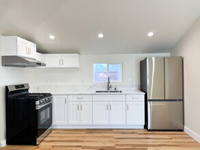 9320 Valjean Ave in North Hills, CA - Foto de edificio - Building Photo