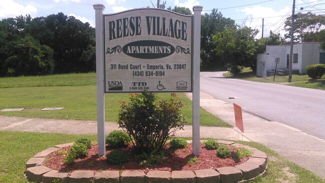 Reese Village Apartments in Emporia, VA - Foto de edificio - Building Photo