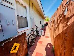 5251 Auckland Ave in North Hollywood, CA - Foto de edificio - Building Photo