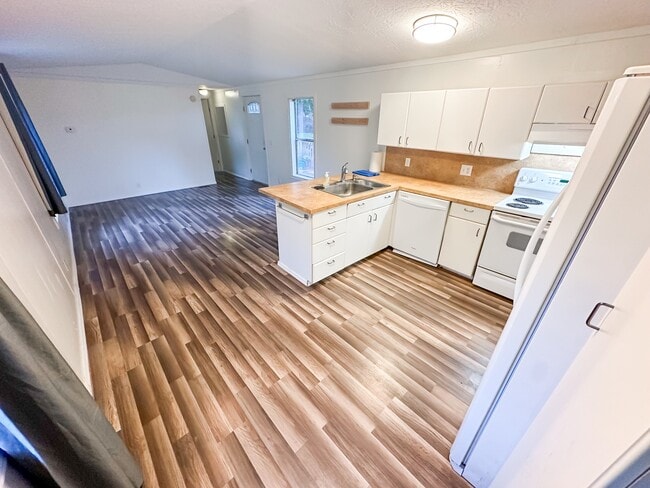 4511 Lakewood Rd in Stanwood, WA - Foto de edificio - Building Photo