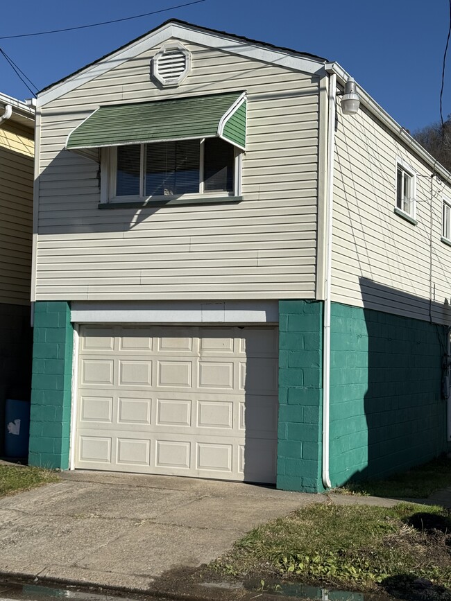 1109 Garfield St, Unit Garage Apartment in Mcmechen, WV - Foto de edificio - Building Photo