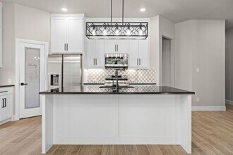 130 W 5th St in Kennedale, TX - Foto de edificio - Building Photo