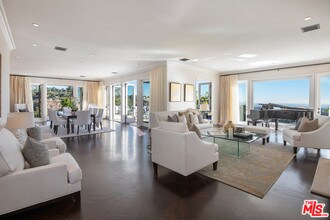 980 Stradella Rd in Los Angeles, CA - Building Photo - Building Photo