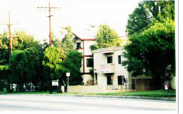 15138 ROSCOE BL in Van Nuys, CA - Building Photo