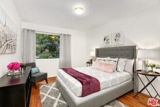 2427 S Centinela Ave in Santa Monica, CA - Foto de edificio - Building Photo
