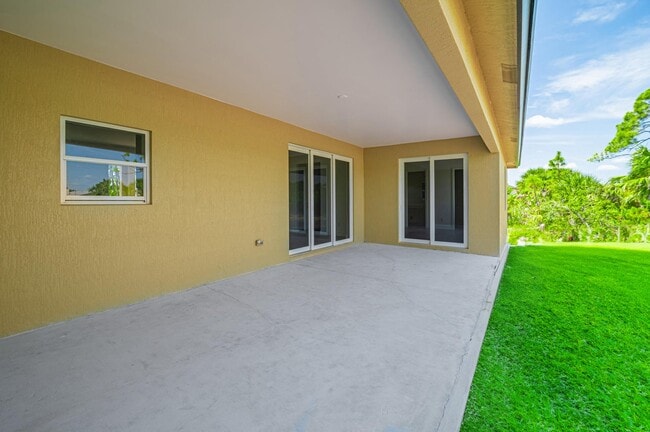 15261 Brainbridge Cir in Port Charlotte, FL - Building Photo - Building Photo