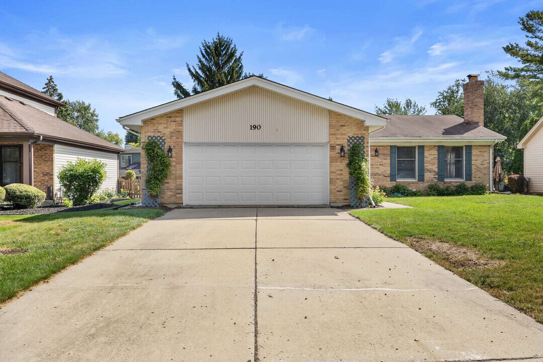 190 Amherst Dr in Bartlett, IL - Building Photo