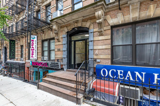 208 E 82nd St in New York, NY - Foto de edificio - Building Photo