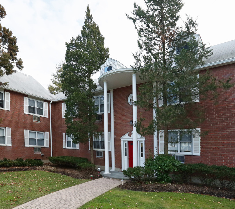 Soundview Gardens in Port Washington, NY - Foto de edificio