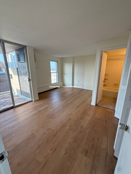 872 Massachusetts Ave in Cambridge, MA - Building Photo