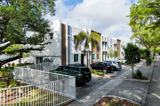 East of 5th Townhomes in North Miami, FL - Foto de edificio - Building Photo