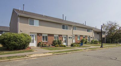 Hadley West Apartments in Haverhill, MA - Building Photo - Building Photo