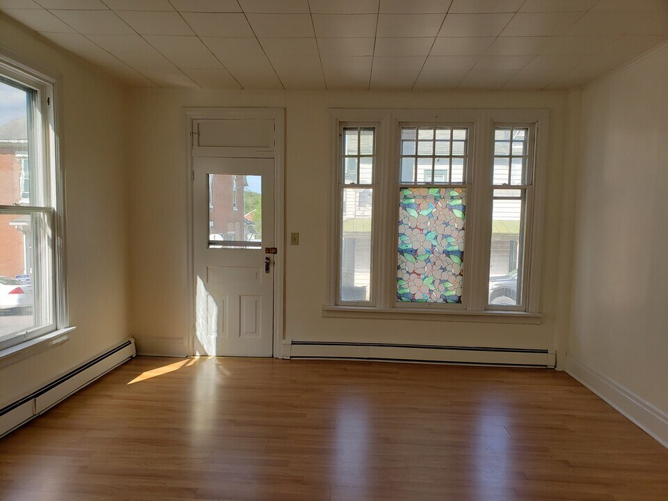 38 S 4th St in Newport, PA - Building Photo